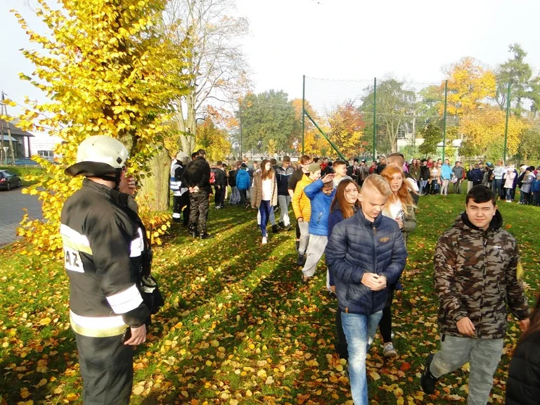 Ewakuacja uczniów z ostrowskiej "Dwójki" (zdjęcia)