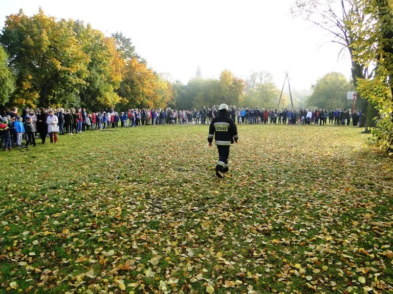 Ewakuacja uczniów z ostrowskiej "Dwójki" (zdjęcia)