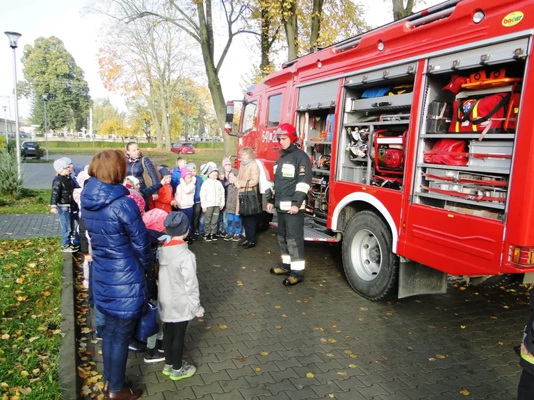 Ewakuacja uczniów z ostrowskiej "Dwójki" (zdjęcia)