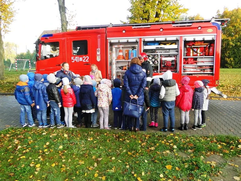 Ewakuacja uczniów z ostrowskiej "Dwójki" (zdjęcia)