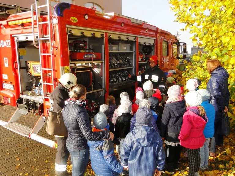 Ewakuacja uczniów z ostrowskiej "Dwójki" (zdjęcia)