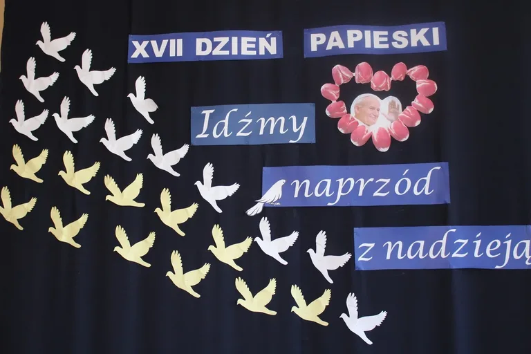 Najmłodsi w hołdzie papieżowi (zdjęcia)