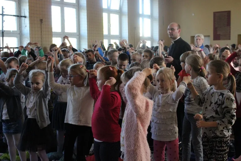 Najmłodsi w hołdzie papieżowi (zdjęcia)