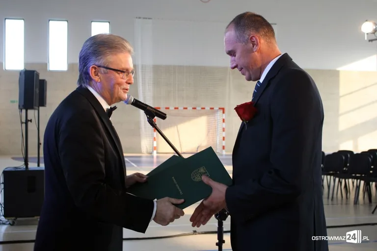 Nauczyciele i dyrektorzy z powiatu ostrowskiego nagrodzeni (zdjęcia)