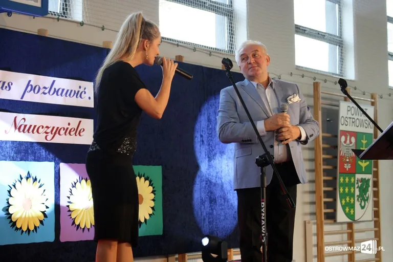 Nauczyciele i dyrektorzy z powiatu ostrowskiego nagrodzeni (zdjęcia)