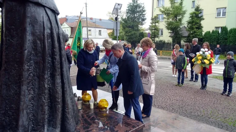 "Idźmy naprzód z nadzieją". Obchody Dnia Papieskiego w Ostrowi Mazowieckiej (zdjęcia)