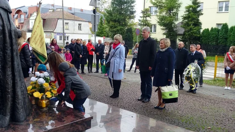 "Idźmy naprzód z nadzieją". Obchody Dnia Papieskiego w Ostrowi Mazowieckiej (zdjęcia)