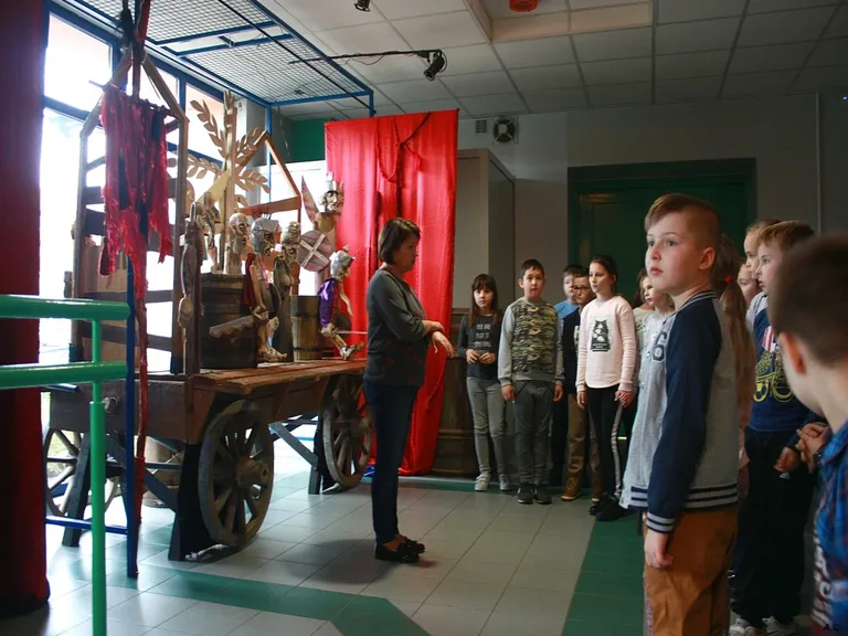 Uczniowie "Czwórki" z wizytą w teatrze (zdjęcia)