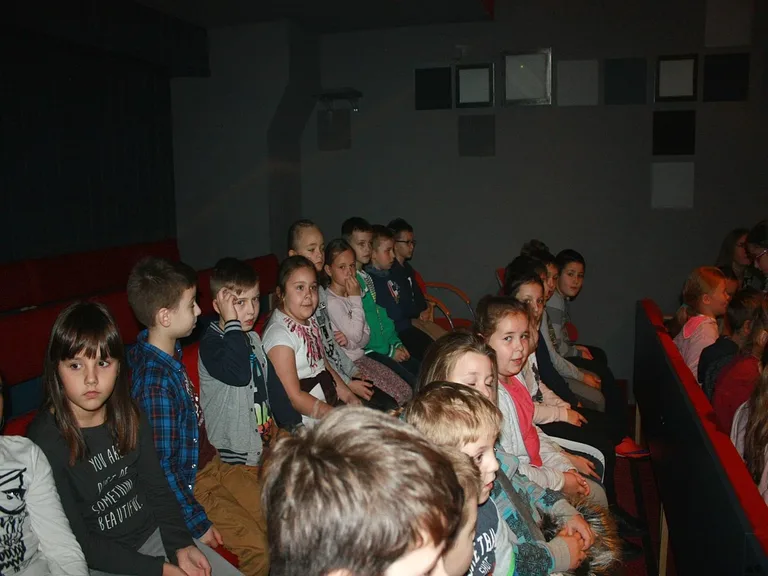 Uczniowie "Czwórki" z wizytą w teatrze (zdjęcia)