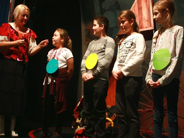 Uczniowie "Czwórki" z wizytą w teatrze (zdjęcia)