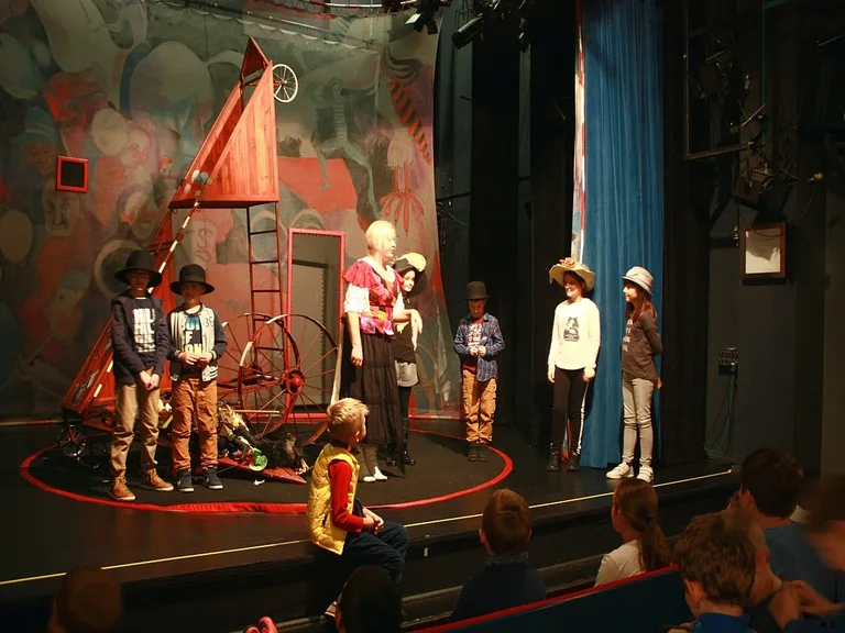 Uczniowie "Czwórki" z wizytą w teatrze (zdjęcia)