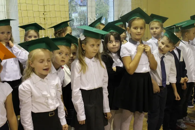Serce pierwszaków zadrżało. Ślubowanie w "Jedynce" (zdjęcia)