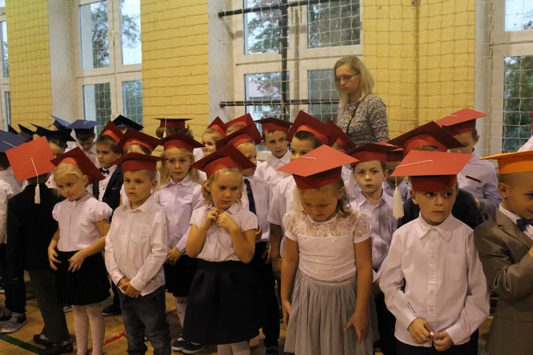 Serce pierwszaków zadrżało. Ślubowanie w "Jedynce" (zdjęcia)