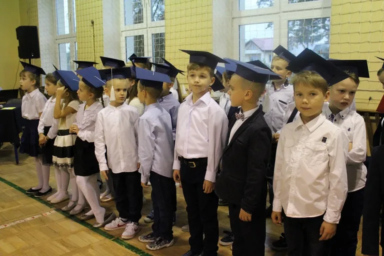 Serce pierwszaków zadrżało. Ślubowanie w "Jedynce" (zdjęcia)