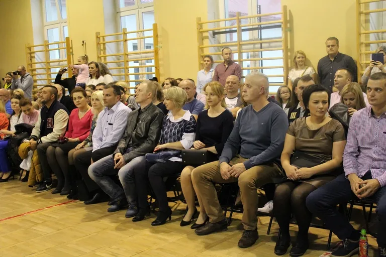 Serce pierwszaków zadrżało. Ślubowanie w "Jedynce" (zdjęcia)