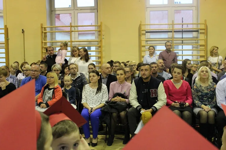 Serce pierwszaków zadrżało. Ślubowanie w "Jedynce" (zdjęcia)