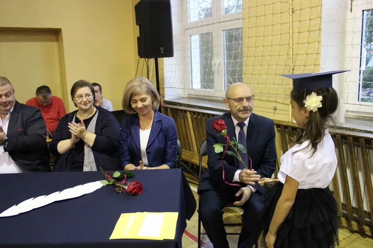 Serce pierwszaków zadrżało. Ślubowanie w "Jedynce" (zdjęcia)