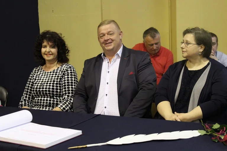 Serce pierwszaków zadrżało. Ślubowanie w "Jedynce" (zdjęcia)