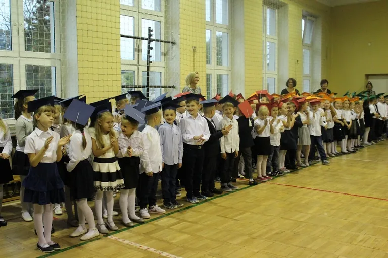 Serce pierwszaków zadrżało. Ślubowanie w "Jedynce" (zdjęcia)