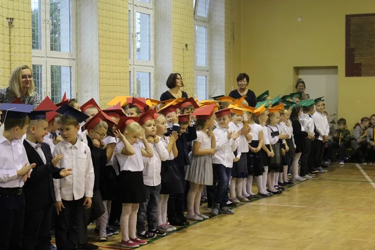 Serce pierwszaków zadrżało. Ślubowanie w "Jedynce" (zdjęcia)