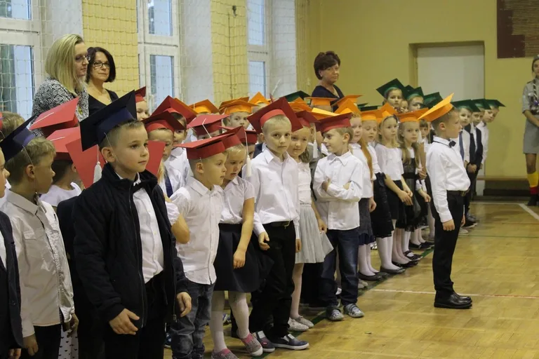 Serce pierwszaków zadrżało. Ślubowanie w "Jedynce" (zdjęcia)