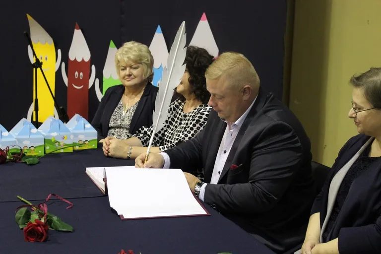 Serce pierwszaków zadrżało. Ślubowanie w "Jedynce" (zdjęcia)