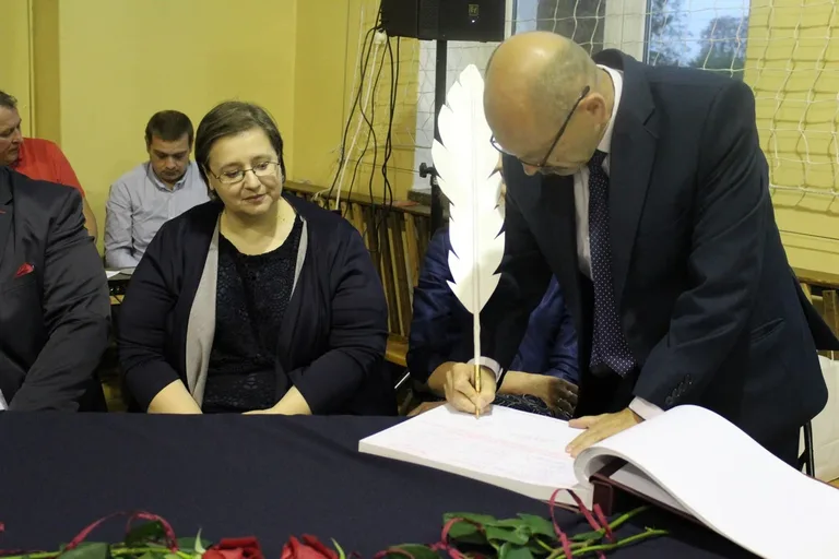 Serce pierwszaków zadrżało. Ślubowanie w "Jedynce" (zdjęcia)