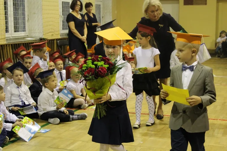 Serce pierwszaków zadrżało. Ślubowanie w "Jedynce" (zdjęcia)