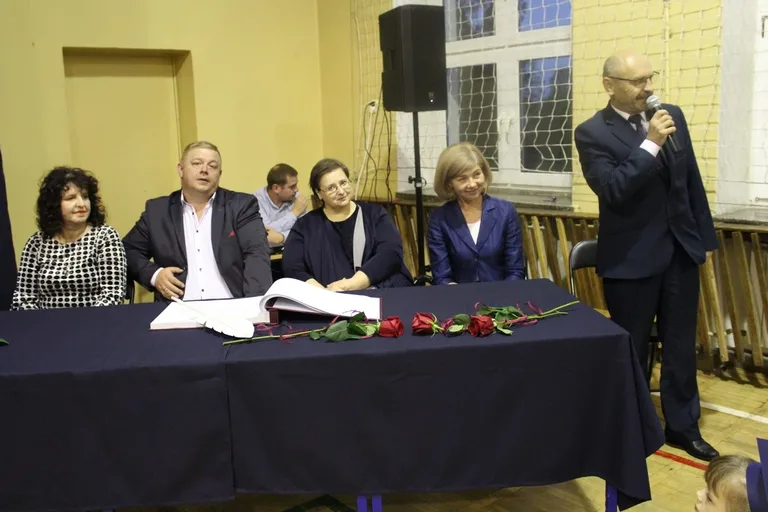 Serce pierwszaków zadrżało. Ślubowanie w "Jedynce" (zdjęcia)