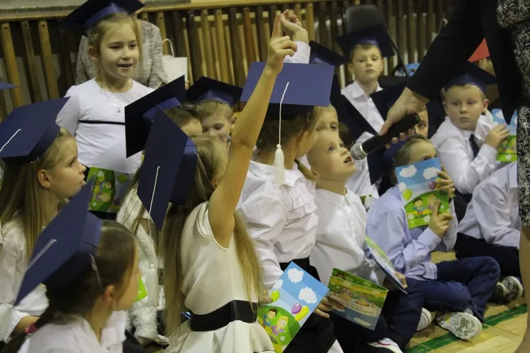 Serce pierwszaków zadrżało. Ślubowanie w "Jedynce" (zdjęcia)