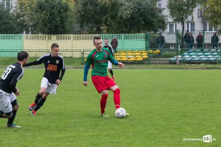 Ostrovia bezradna w starciu ze Żbikiem (zdjęcia, wideo)
