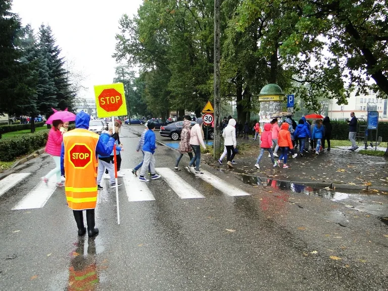 Ewakuowano ponad 450 osób. Społeczność szkolna "Trójki" bezpieczna (zdjęcia)