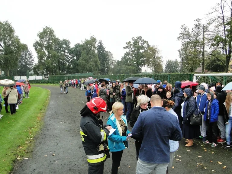 Ewakuowano ponad 450 osób. Społeczność szkolna "Trójki" bezpieczna (zdjęcia)