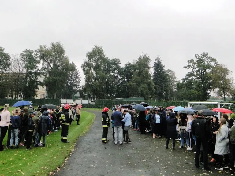 Ewakuowano ponad 450 osób. Społeczność szkolna "Trójki" bezpieczna (zdjęcia)