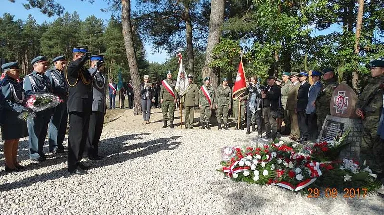 Odsłonili tablicę upamiętniającą ppor. Aleksandra Kuleszę (zdjęcia)