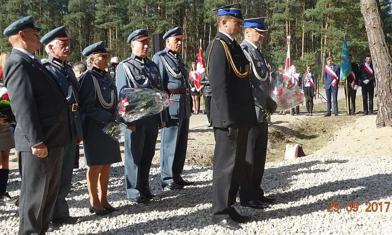 Odsłonili tablicę upamiętniającą ppor. Aleksandra Kuleszę (zdjęcia)