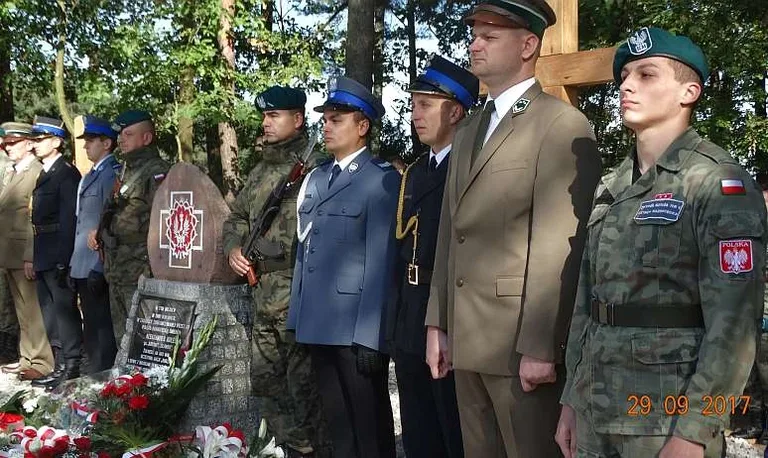 Odsłonili tablicę upamiętniającą ppor. Aleksandra Kuleszę (zdjęcia)