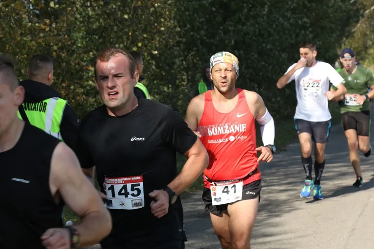 Biegiem oddali hołd marynarzom i ułanom (zdjęcia, wideo)