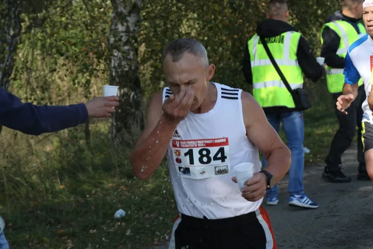 Biegiem oddali hołd marynarzom i ułanom (zdjęcia, wideo)