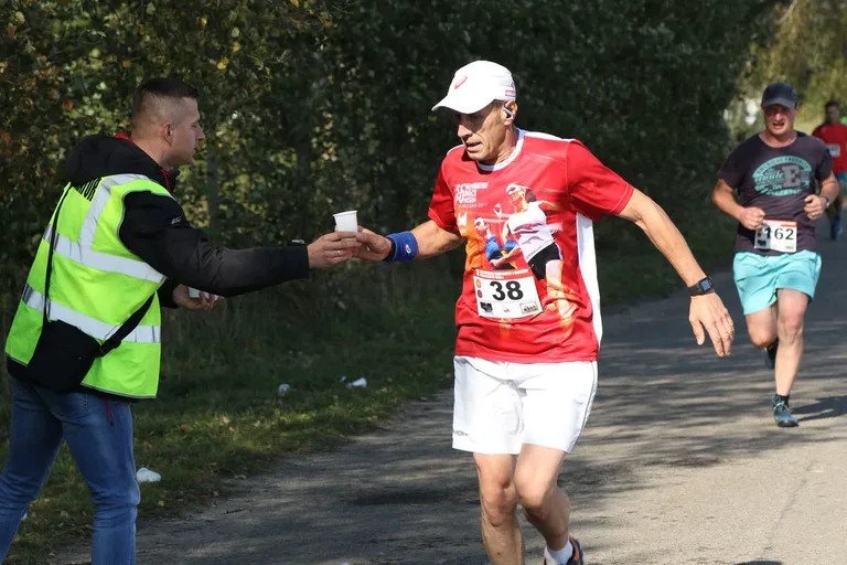 Biegiem oddali hołd marynarzom i ułanom (zdjęcia, wideo)
