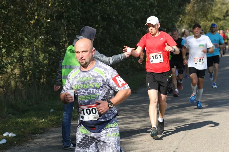 Biegiem oddali hołd marynarzom i ułanom (zdjęcia, wideo)