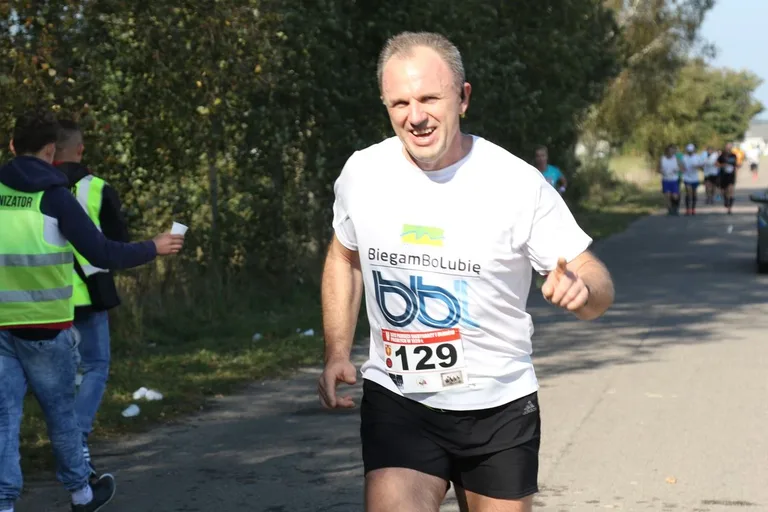 Biegiem oddali hołd marynarzom i ułanom (zdjęcia, wideo)