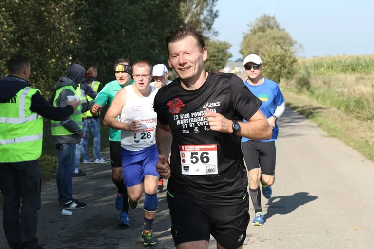 Biegiem oddali hołd marynarzom i ułanom (zdjęcia, wideo)