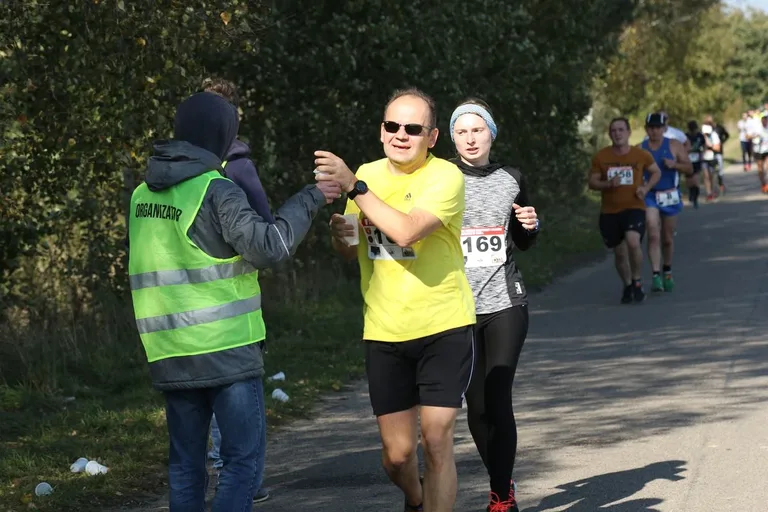 Biegiem oddali hołd marynarzom i ułanom (zdjęcia, wideo)