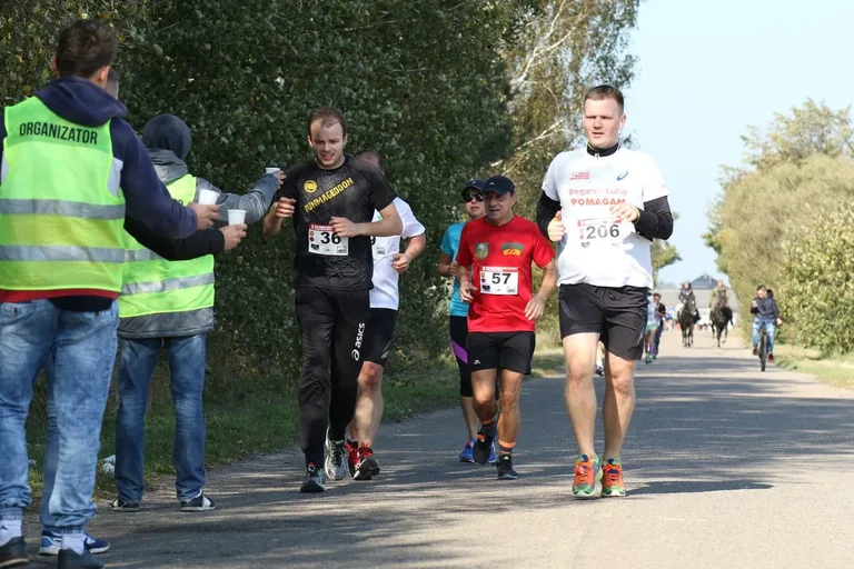 Biegiem oddali hołd marynarzom i ułanom (zdjęcia, wideo)