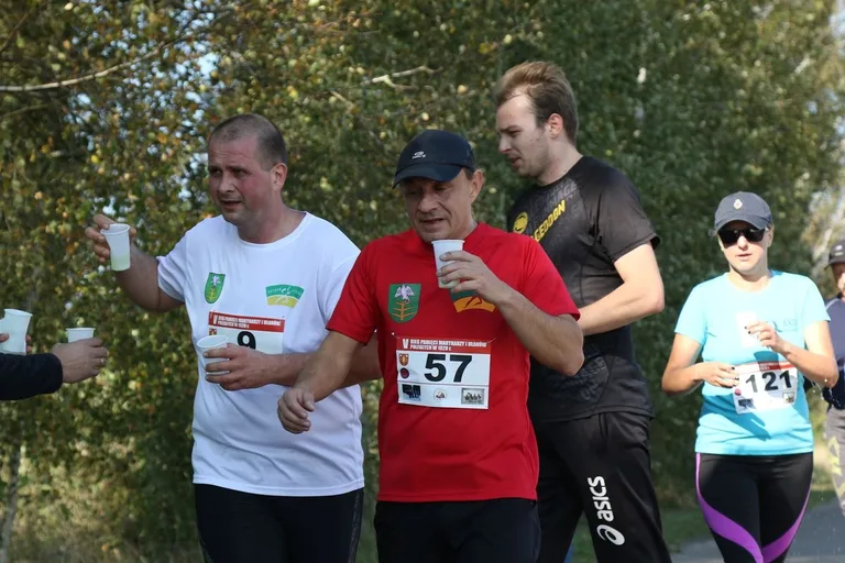 Biegiem oddali hołd marynarzom i ułanom (zdjęcia, wideo)