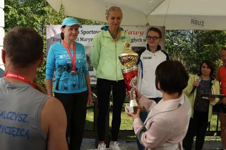 Biegiem oddali hołd marynarzom i ułanom (zdjęcia, wideo)