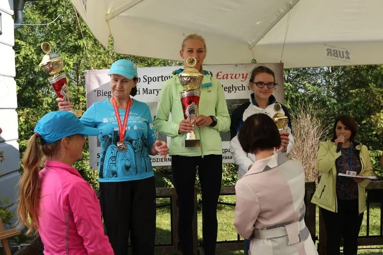 Biegiem oddali hołd marynarzom i ułanom (zdjęcia, wideo)