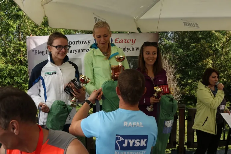 Biegiem oddali hołd marynarzom i ułanom (zdjęcia, wideo)
