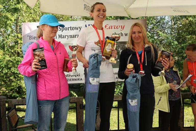 Biegiem oddali hołd marynarzom i ułanom (zdjęcia, wideo)